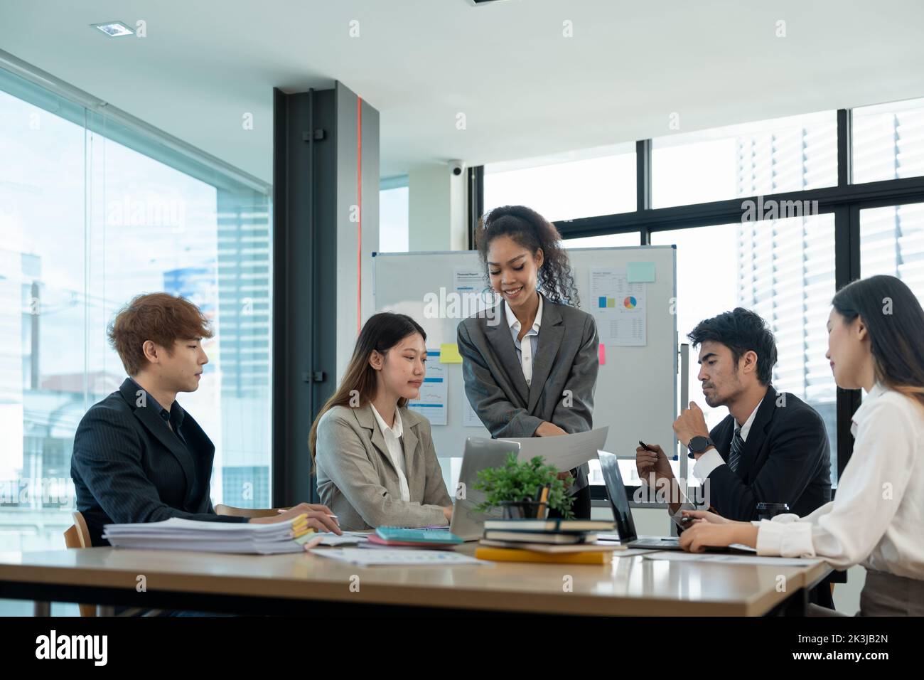 Verschiedene Mitarbeiter des Geschäftsteams besprechen Unterlagen zur Überprüfung von Finanzergebnis teilen Ideen teilen Brainstorming Arbeiten Sie in Teamarbeit am Gruppenbriefing-Tisch. Stockfoto