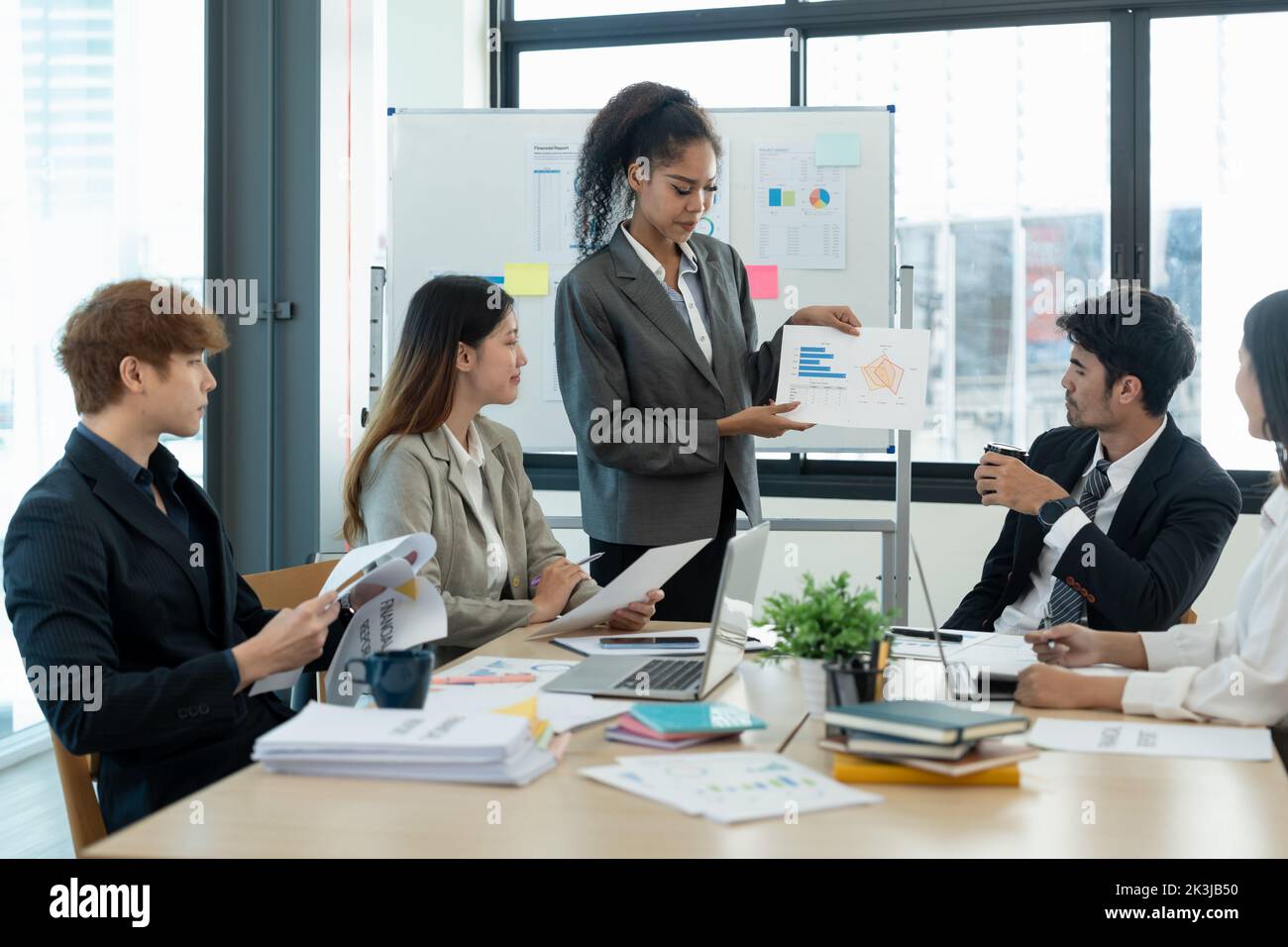 Verschiedene Mitarbeiter des Geschäftsteams besprechen Unterlagen zur Überprüfung von Finanzergebnis teilen Ideen teilen Brainstorming Arbeiten Sie in Teamarbeit am Gruppenbriefing-Tisch. Stockfoto