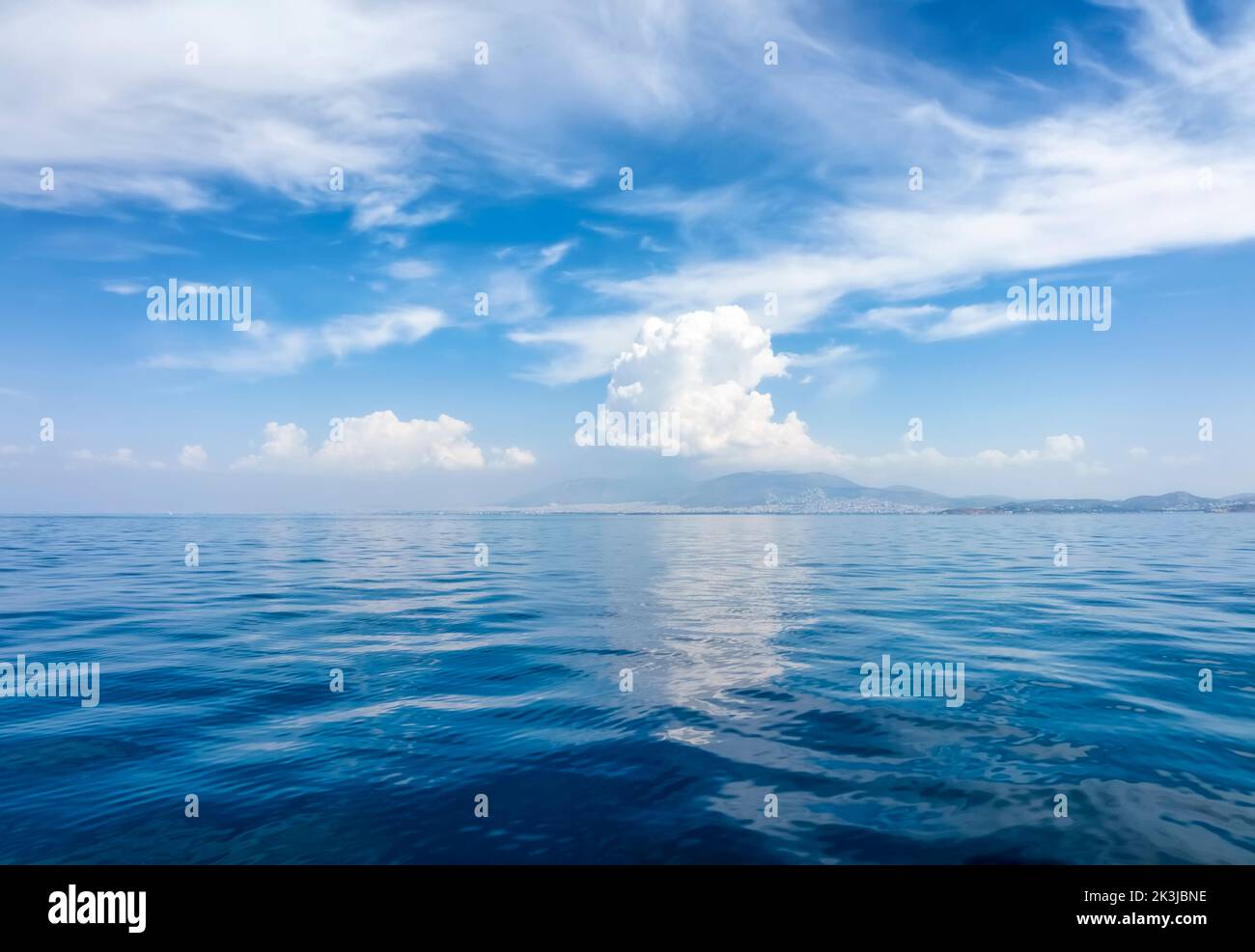 Ein Hintergrund eines ruhigen Ozeans mit blauem Himmel Stockfoto