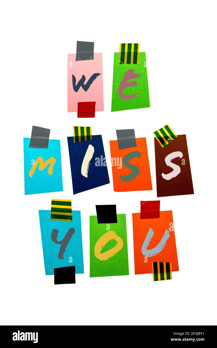 WIR VERMISSEN DICH. Farbige Seiten mit Text auf weißem Hintergrund. Stockfoto