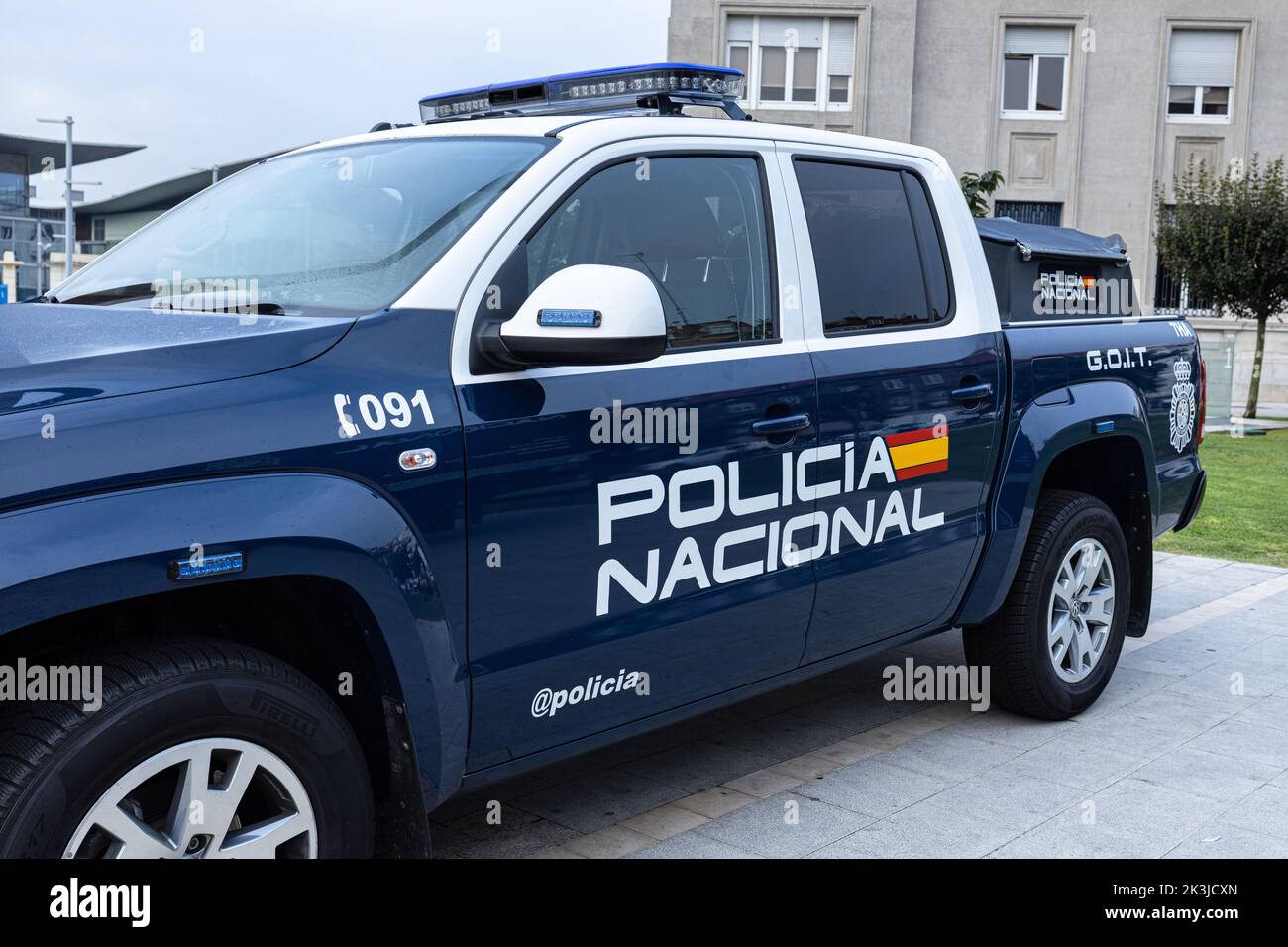 La Coruna, Spanien; 23. september 2022: Policia Nacional auf der Seite des Fahrzeugs des spanischen Nationalen Polizeikorps. Policia nacional ist die nationale civ Stockfoto