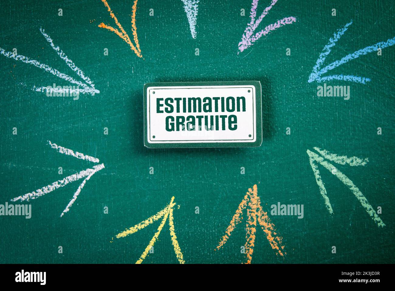 Kostenlose Schätzung, Auf Französisch. Haftnotiz und gezeichnete Pfeile auf grünem Hintergrund. Stockfoto