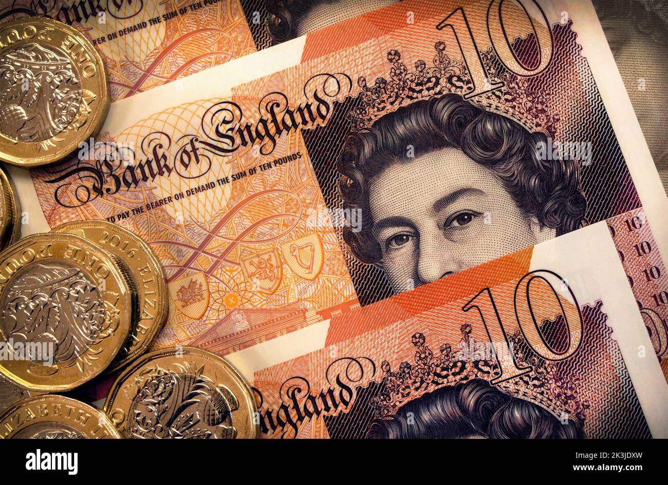 Nahaufnahme des Porträts von Königin Elizabeth II. Auf den Banknoten der Ten Pound Bank of England plus Münzen. Plastikpolymer-Währung eingeführt 2017. Stockfoto