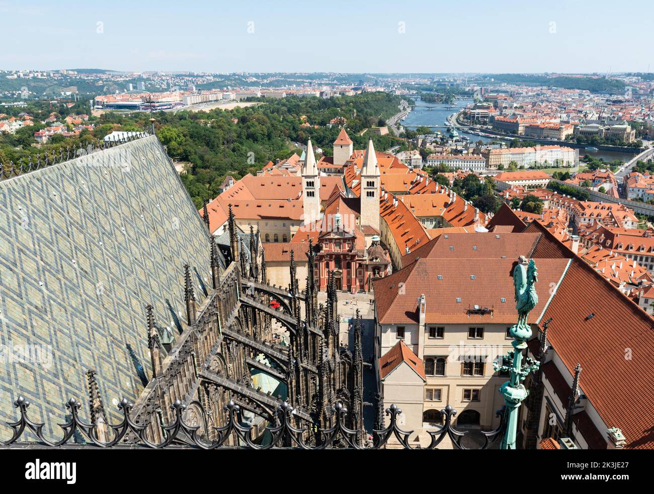 Prag - Tschechische Republik - 08 01 2020 Turmblick über den Innenhof der tschechischen Burg und Umgebung Stockfoto