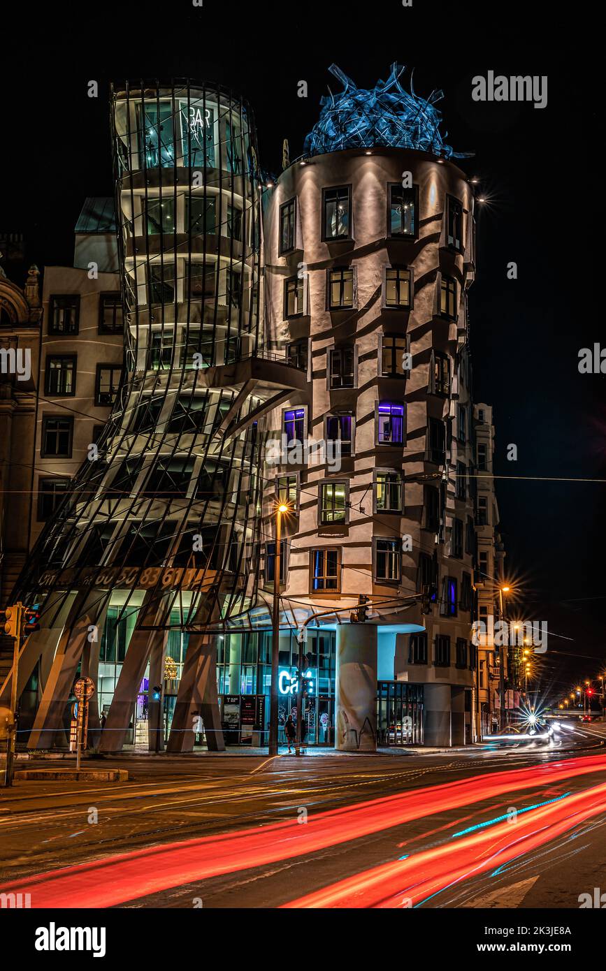 Prag - Tschechische Republik - 08 01 2020 die Fassade des Tanzhauses bei Nacht mit Auto-Licht-Trails Stockfoto