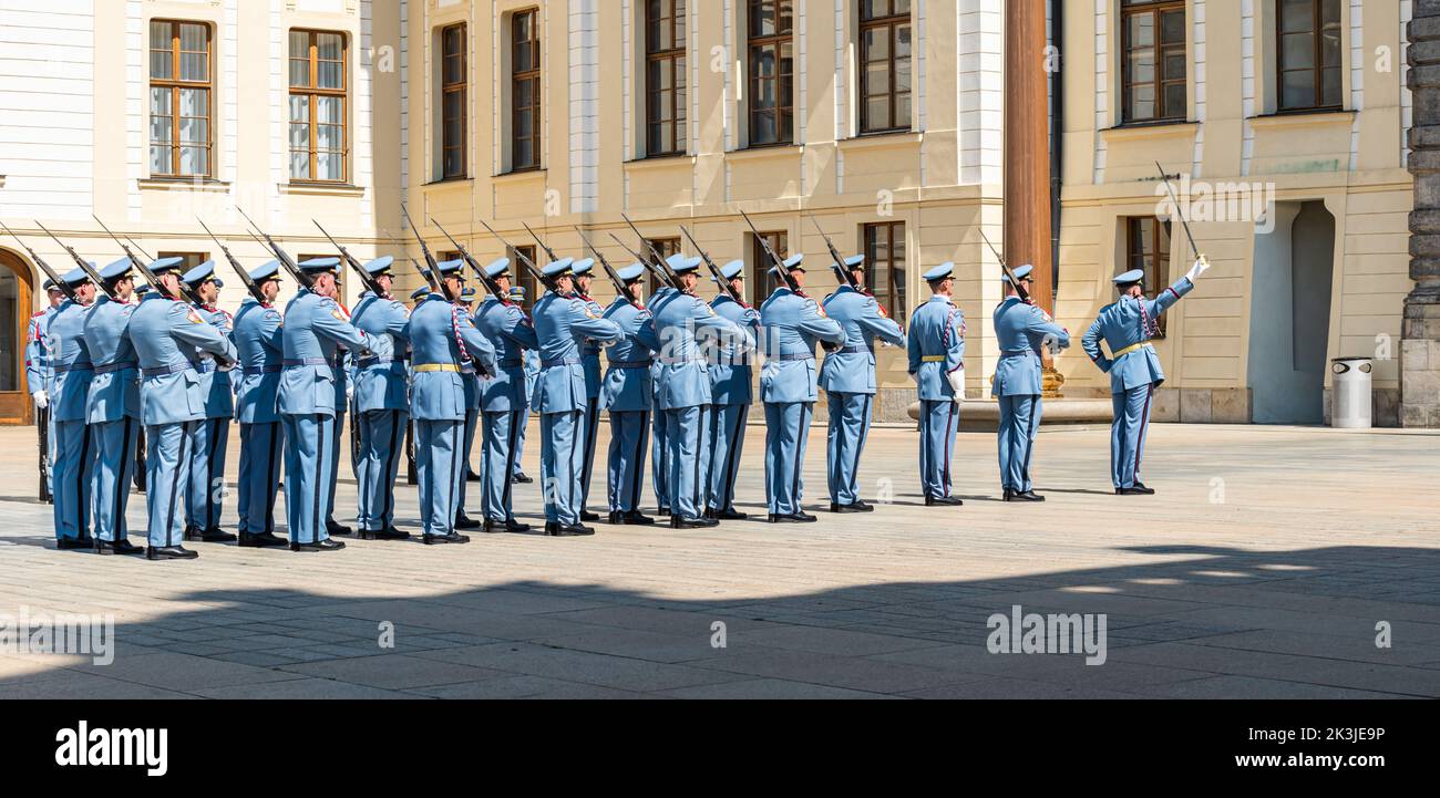 Prag - Tschechische Republik - 08 01 2020- Feierlicher Wachwechsel auf der Prager Burg Stockfoto