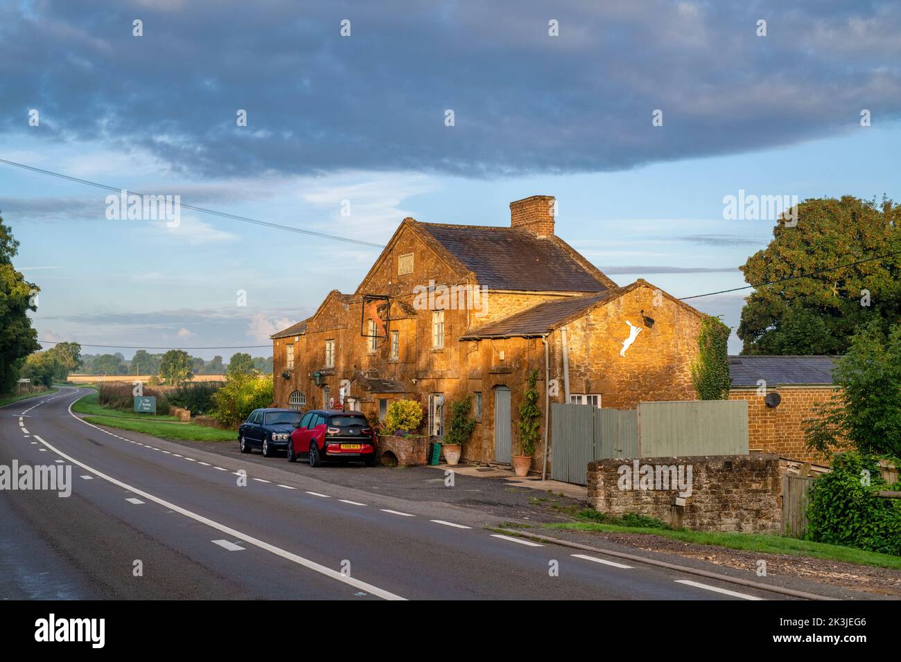 The Boxing Hare Pub gleich nach Sonnenaufgang. Sweford, Oxfordshire, England Stockfoto