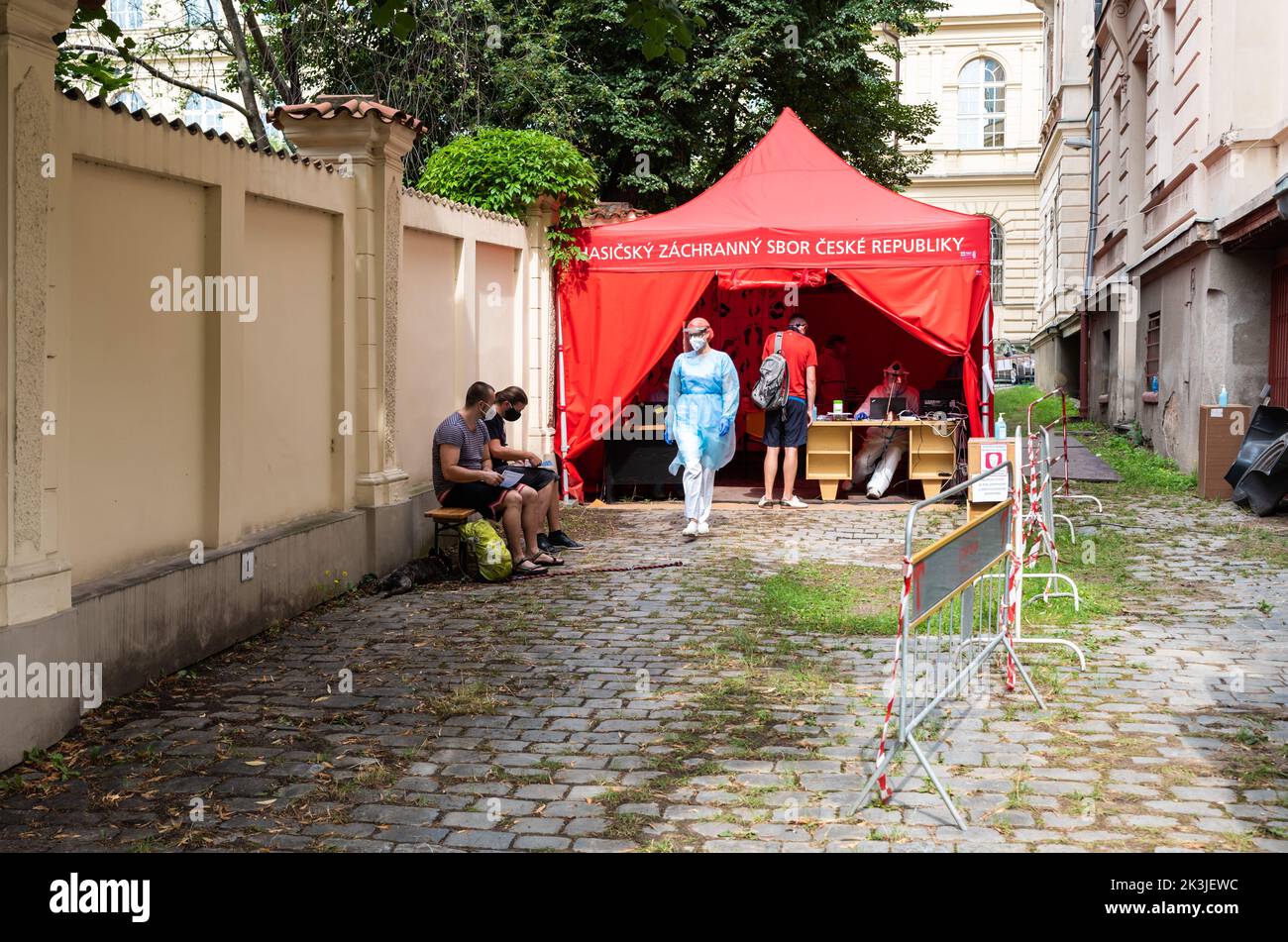 Prag - Tschechische Republik - 08 10 2020 Menschen warten auf einen Covid-Test, auf den Nachweis des Corona-Virus mit Gesundheitsfachkräften in Schutzkleidung Stockfoto