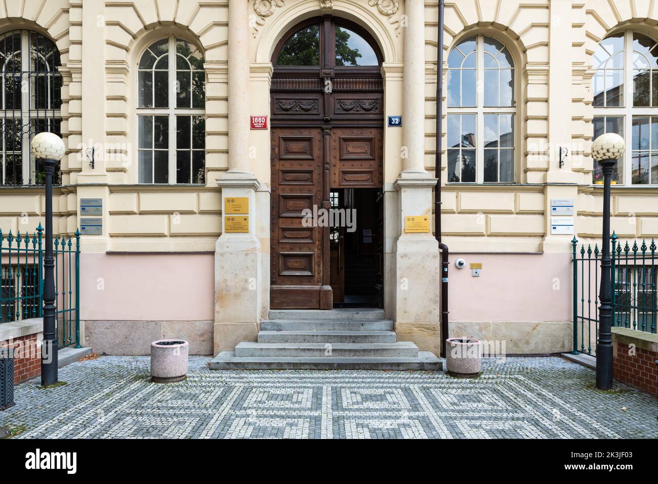 Prag - Tschechische Republik - 08 01 2020 Fassade und Holzeingangstür der Fakultät der Karlsuniversität Stockfoto
