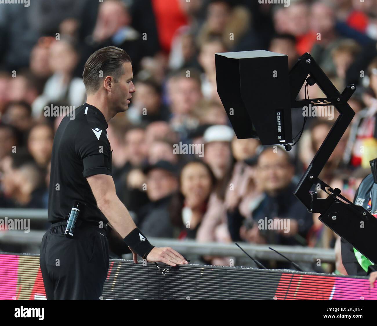 LONDON ENGLAND - SEPTEMBER 26 : Schiedsrichter Danny Makkelie aus den Niederlanden schaut sich den VAR-Monitor an, bevor er England eine Strafe nach einem Foul-On zugibt Stockfoto
