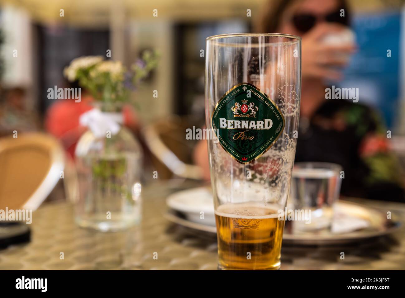 Prag - Tschechische Republik - 08 01 2020 Nahaufnahme eines Bernhardiner-Bieres auf einem Terrassentisch in einem Altstädter Restaurant Stockfoto