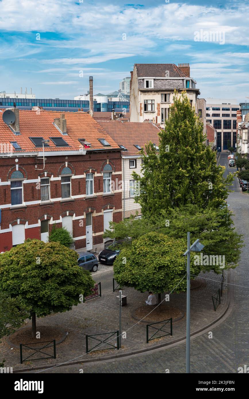 Molenbeek, Region Brüssel-Hauptstadt, Belgien - 08 08 2020 - Hochwinkelansicht über ein urbanes Wohngebiet Stockfoto