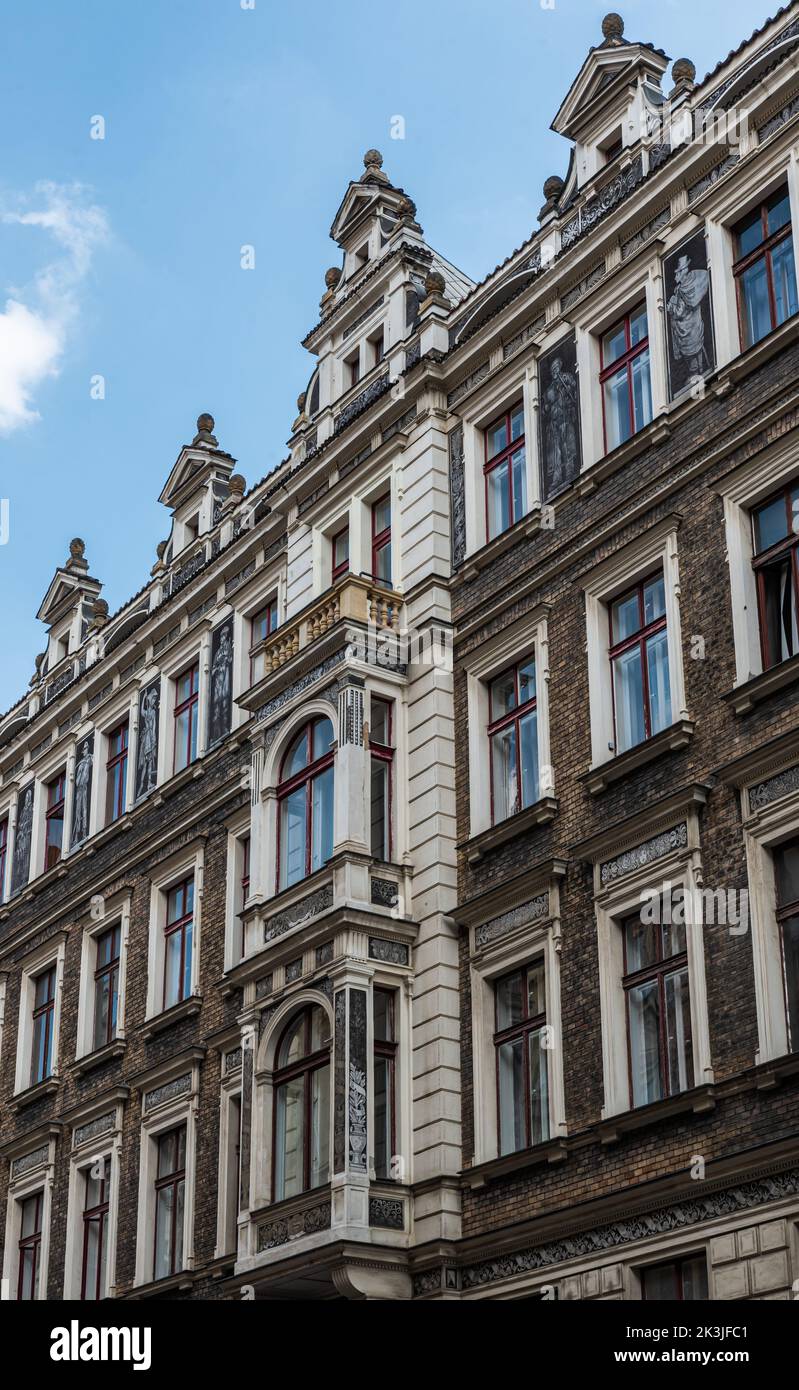 Prag - Tschechische Republik - 08 01 2020 traditionelle Fassaden in der Altstadt gegen blauen Himmel Stockfoto