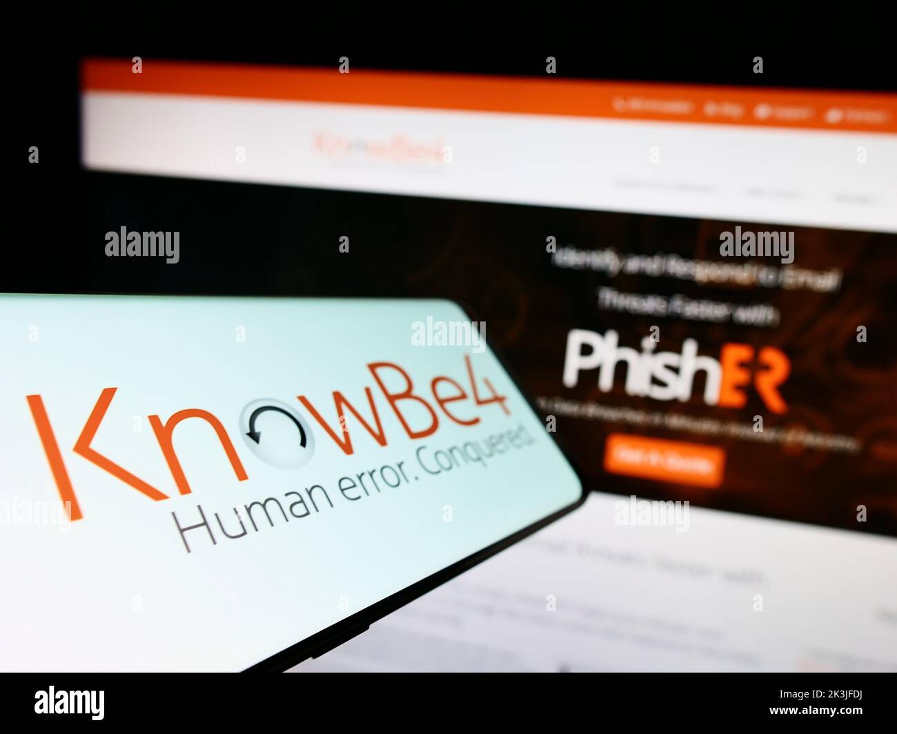 Smartphone mit Logo der amerikanischen Sicherheitsfirma KnowBe4 Inc. Auf dem Bildschirm vor der Unternehmenswebsite. Konzentrieren Sie sich auf die linke Seite des Telefondisplays. Stockfoto