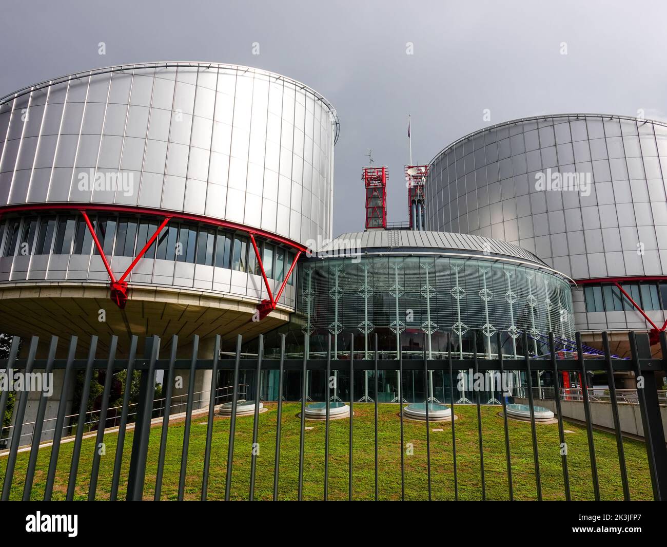 Von der Seite: Europäischer Gerichtshof für Menschenrechte, Cour Européenne des Doits de L’Homme, Menschenrechtsgebäude, Straßburg, Frankreich. Stockfoto