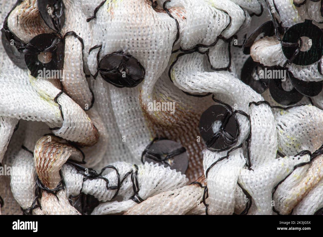 Graues Faltenmaterial, Hintergrund Makro Stockfoto