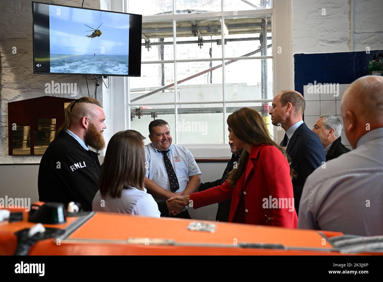 Die Prinz und Prinzessin von Wales bei ihrem Besuch der RNLI Holyhead Lifeboat Station in Anglesey, Nordwales, wo sie sich mit Crew, Freiwilligen und einigen von denen trafen, die von ihrer lokalen Einheit unterstützt wurden. Bilddatum: Dienstag, 27. September 2022. Stockfoto