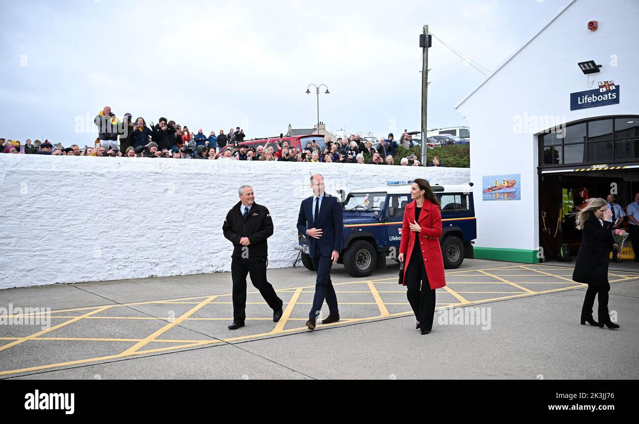 Die Prinz und Prinzessin von Wales bei ihrem Besuch der RNLI Holyhead Lifeboat Station in Anglesey, Nordwales, wo sie sich mit Crew, Freiwilligen und einigen von denen trafen, die von ihrer lokalen Einheit unterstützt wurden. Bilddatum: Dienstag, 27. September 2022. Stockfoto