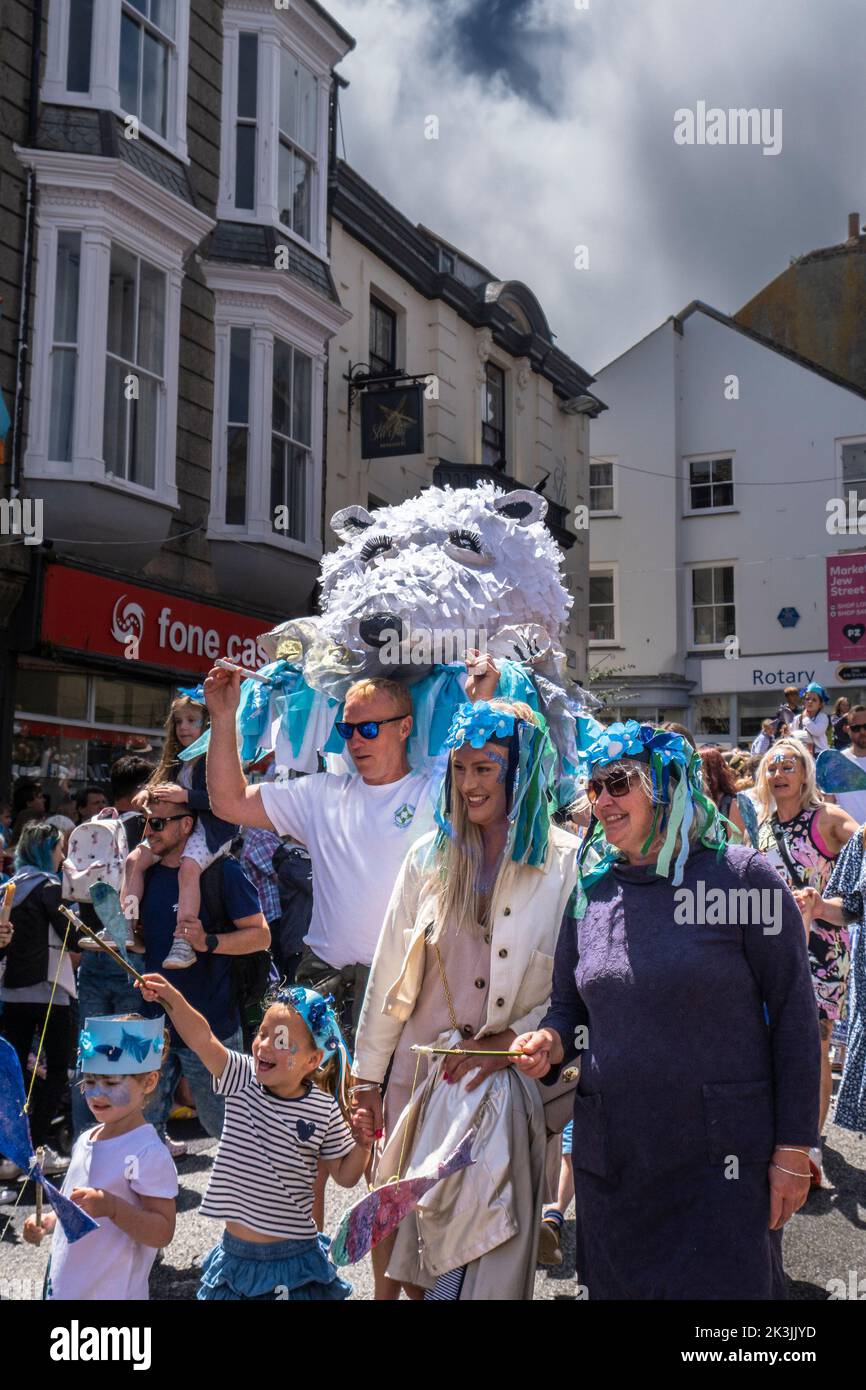 Farbenfrohe, farbenfrohe Kostüme und Bildnis wurden bei den Parade-Feierlichkeiten zum Mazey Day im Rahmen des Golowan Festivals in Penzance in Cornwall in der U getragen Stockfoto