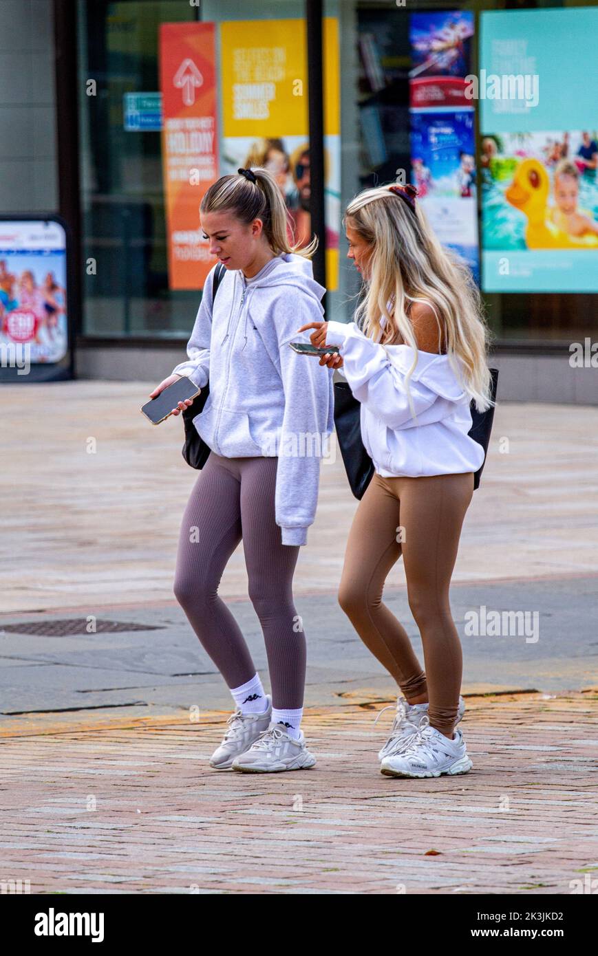 Dundee, Tayside, Schottland, Großbritannien. 27. September 2022. UK Wetter: An diesem bitterkalten Herbsttag erreichten die Temperaturen in einigen Teilen des Nordostschottlands 12 Grad Celsius. Lokale trendige Frauen sind Ende September im Stadtzentrum von Dundee einkaufen, wenn auch vorsichtig aufgrund der hohen Lebenshaltungskosten. Kredit: Dundee Photographics/Alamy Live Nachrichten Stockfoto