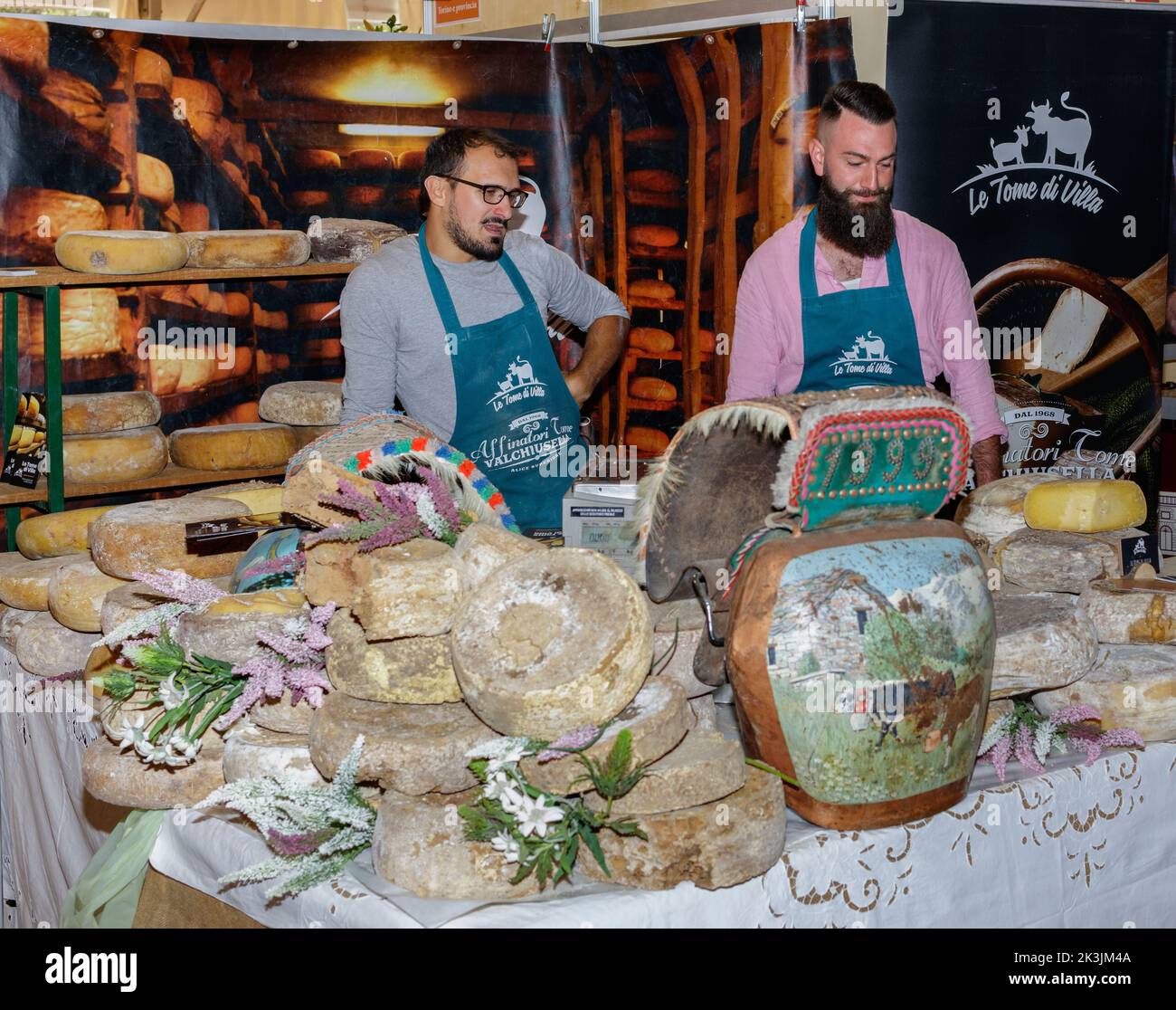 Turin, Italien - 23. September 2022: Käselverkäufer aus den Piemonteser Alpen, während der Messe 'Terra Madre - Salone del Gusto' (kostenlose Veranstaltung). Stockfoto