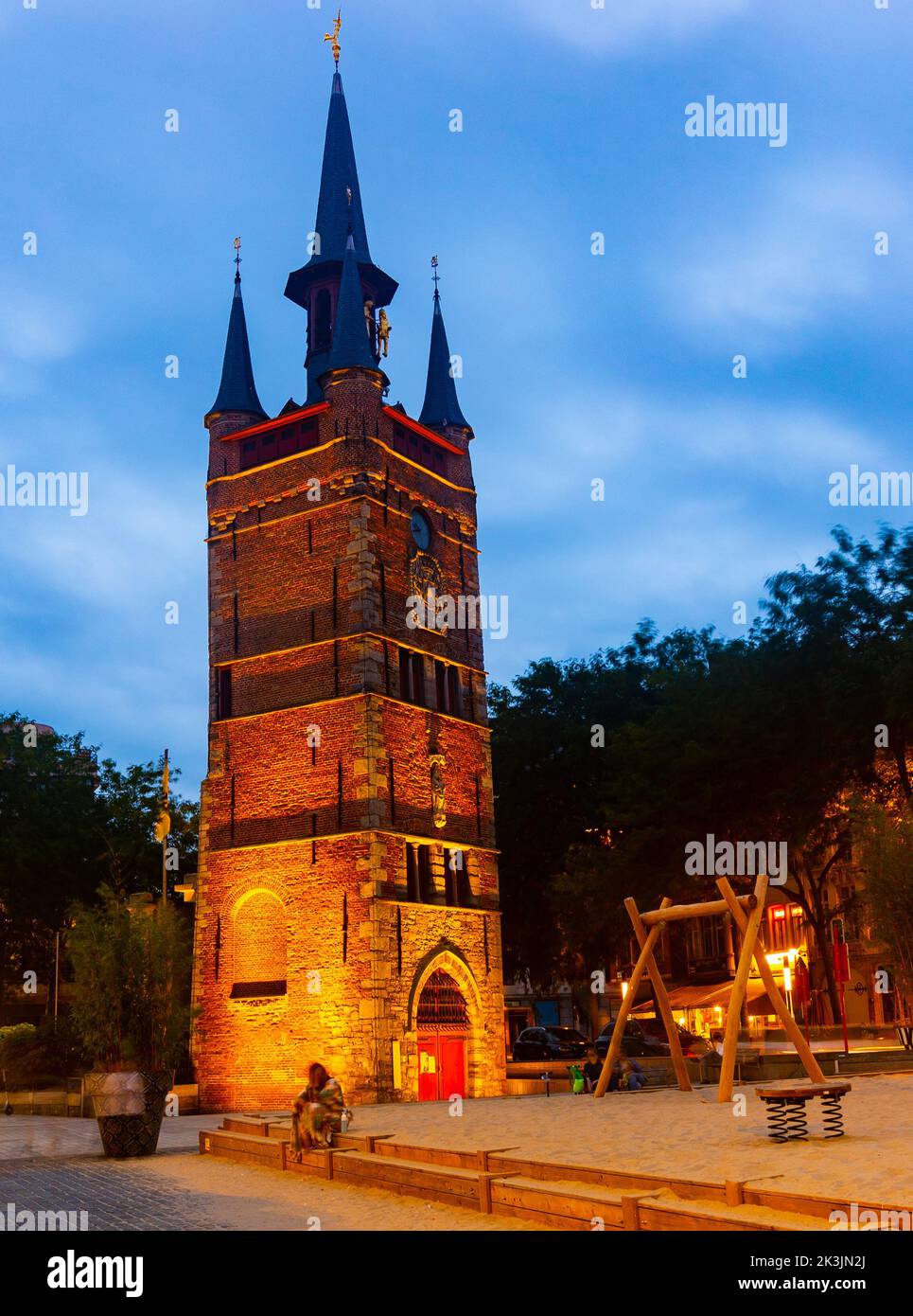 Antiker Glockenturm in courtrai, beleuchtet durch gelbes Licht, Belgien Stockfoto