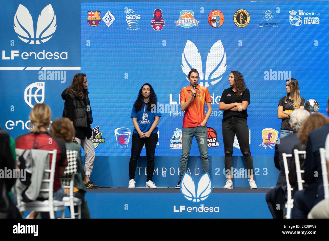 Madrid, Madrid, Spanien. 27. September 2022. (Von links nach rechts): LAIA PALAU, SILVIA DOMINGUEZ (PerfumerÃ-AS Avenida), ALBA TORRENS (Valencia Basket), MARIA ARAUJO (SPAR Girona) und LAURA PEÃ‘A (CadÃ- La Seu) während der offiziellen Präsentation der LF Endesa Saison 2022/23 am Hauptsitz von Endesa in Madrid, Spanien. (Bild: © Oscar Ribas Torres/ZUMA Press Wire) Stockfoto