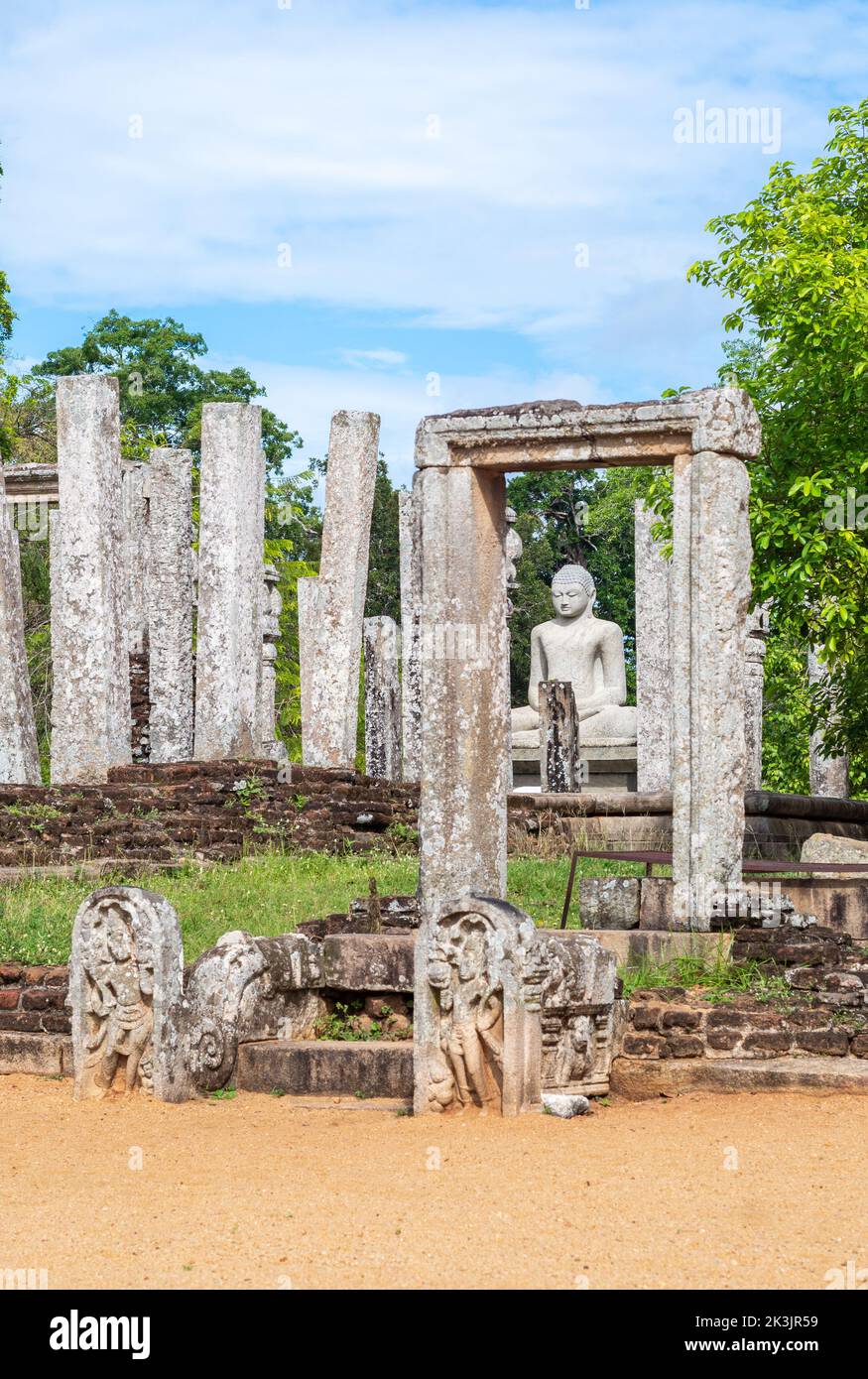Thuparama Buddha Statue und die Steinsäulen. Weltkulturerbe in der heiligen Stadt Anuradhapura. Stockfoto