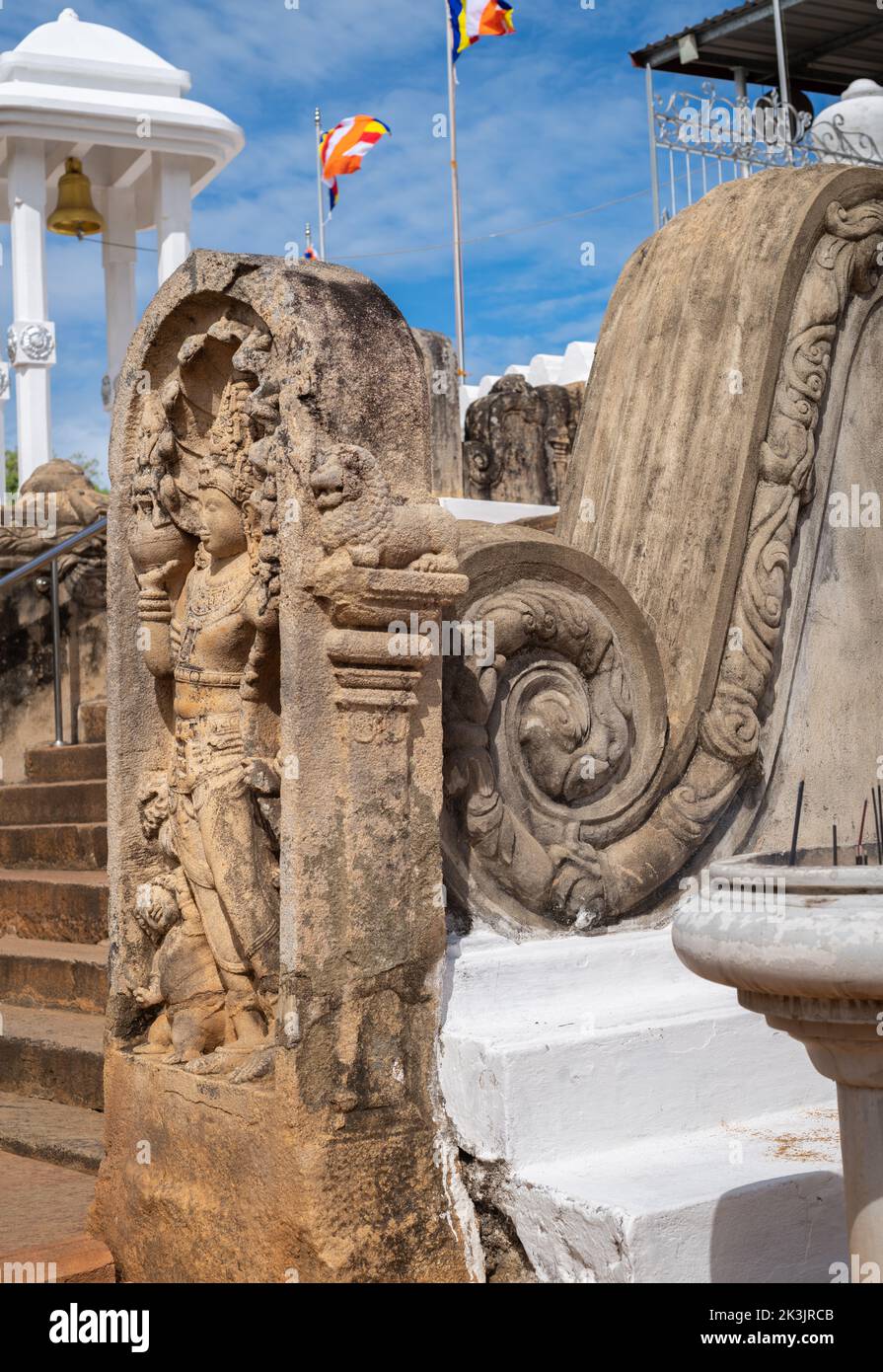 Geschnitzte Balustrade und der Wachstein am Eingang des Thuparama-Tempels. Stockfoto