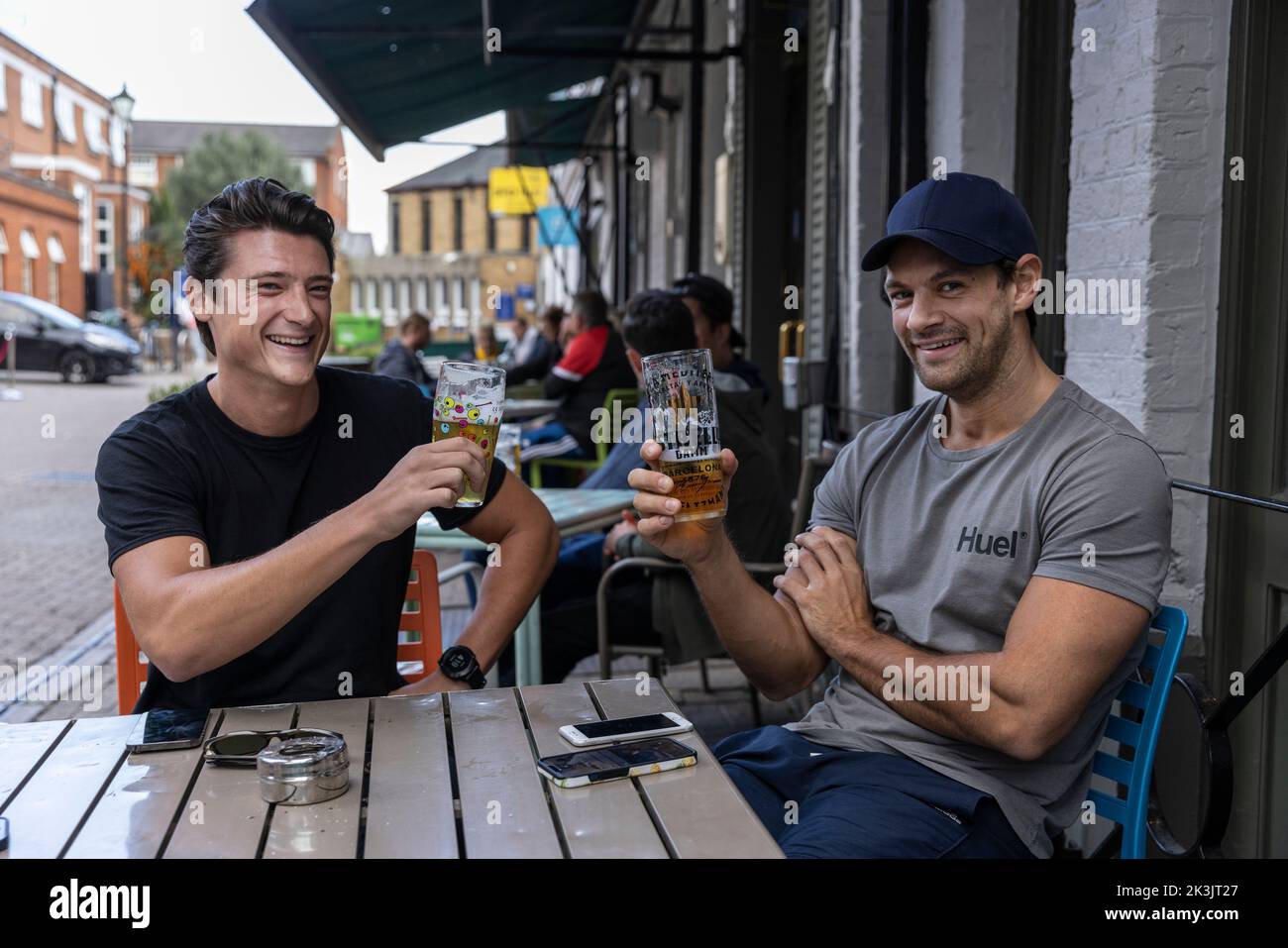 Männer trinken Bier im Garten eines Pubs in Wimbledon, Southwest London, England, Großbritannien Stockfoto