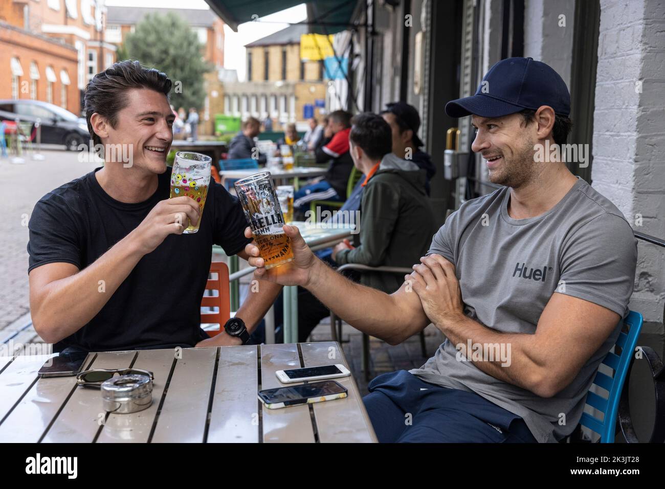 Männer trinken Bier im Garten eines Pubs in Wimbledon, Southwest London, England, Großbritannien Stockfoto