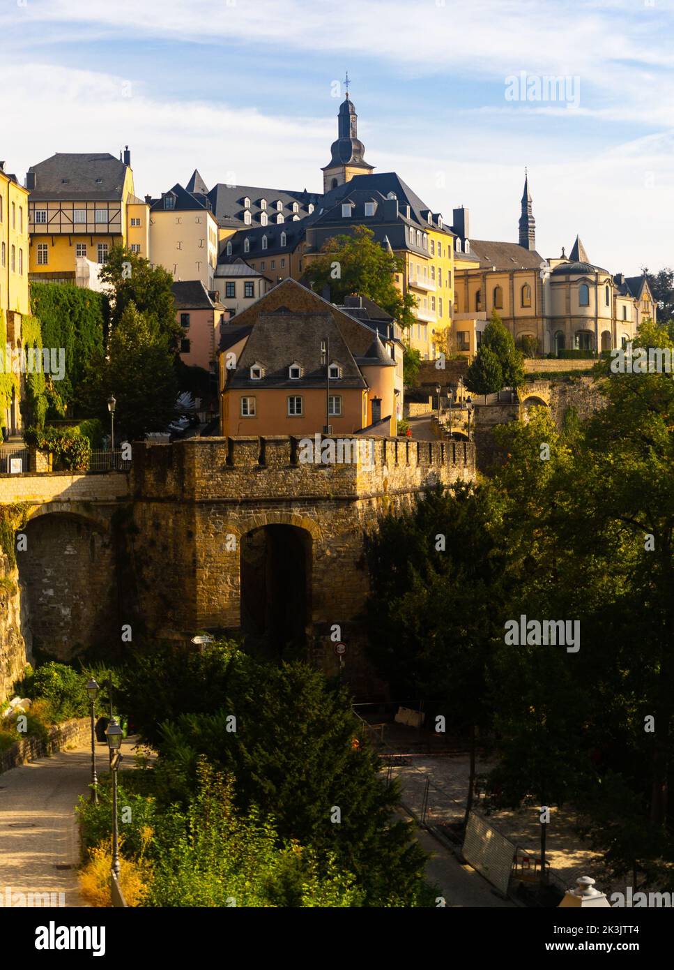 Ville Haute in der Stadt Luxemburg mit Blick auf den Glockenturm der St. Michael Kirche Stockfoto