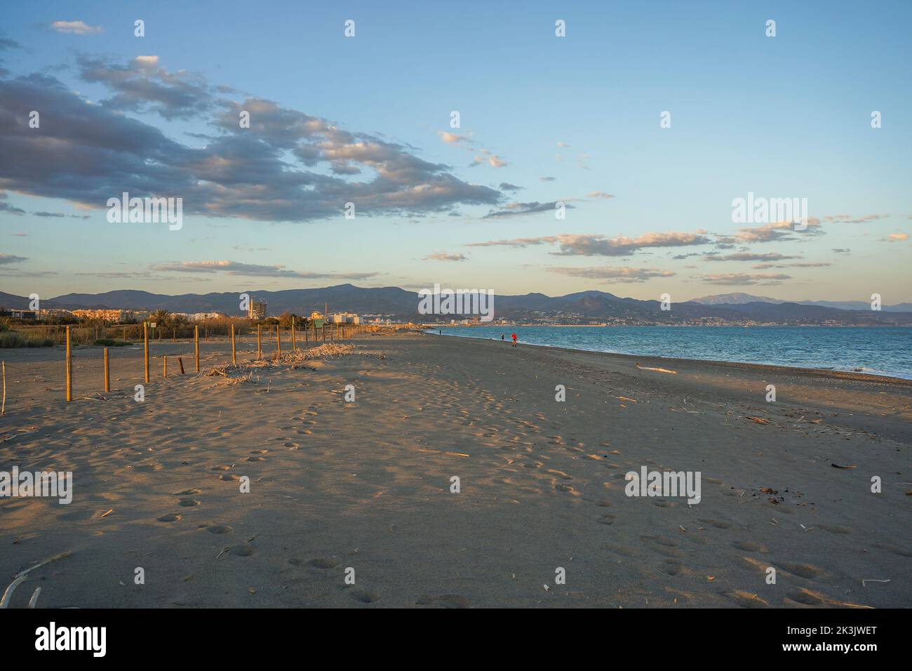 Grenzzaun des Guadalhorce Naturschutzparks, Strandseite in der Nähe von Malaga, Andalusien, Spanien. Stockfoto