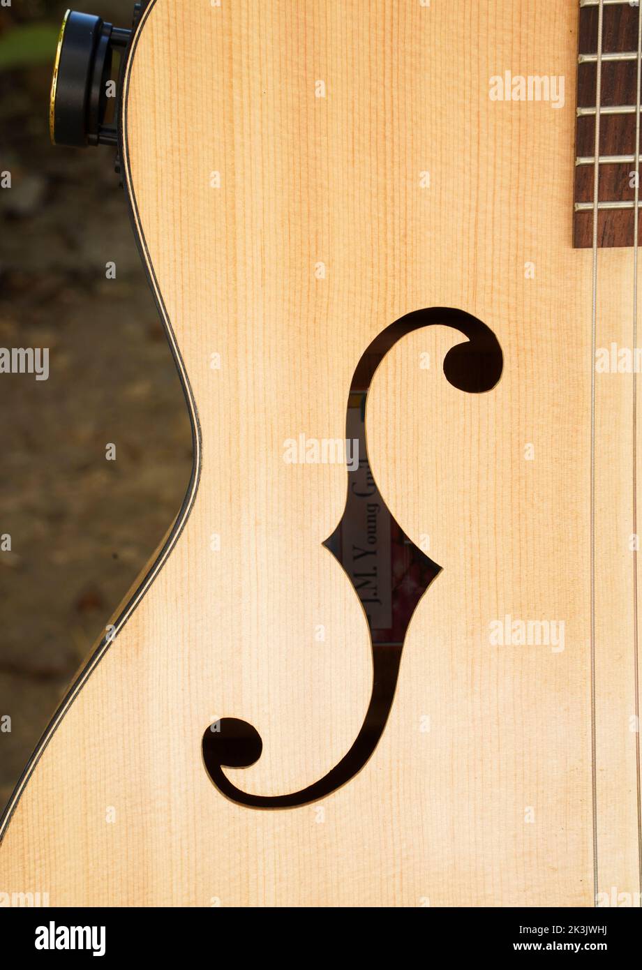 Detail einer akustischen Jazzgitarre mit f-förmiger Klangkammer, Schallloch, Stockfoto