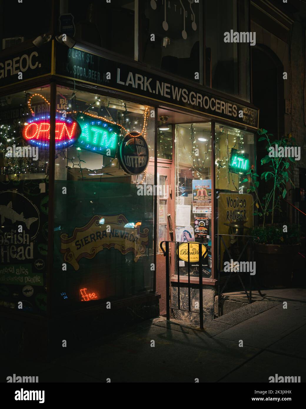 Lark News & Grocery sign in Night, Albany, New York Stockfoto