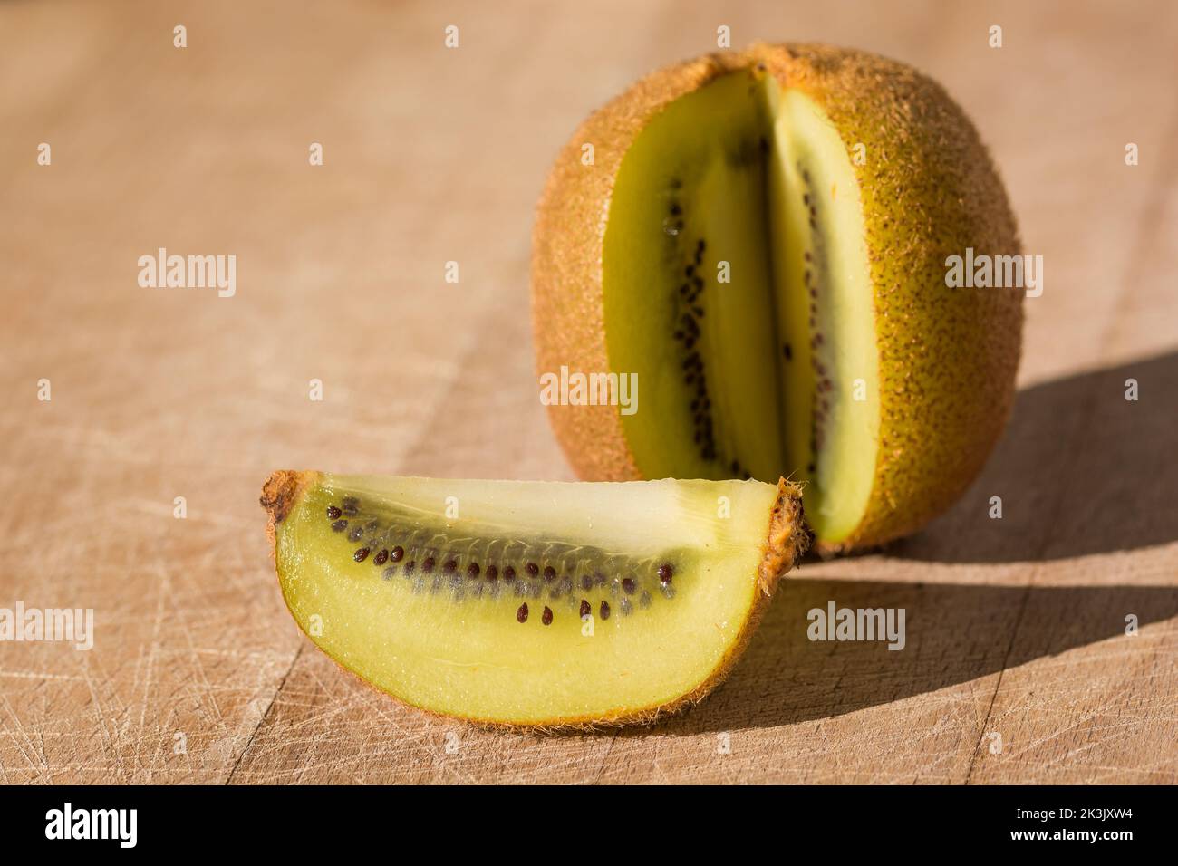 Nahaufnahme von Kiwi-Früchten, die in Südfrankreich auf Holzbrett aufgeschnitten wurden Stockfoto