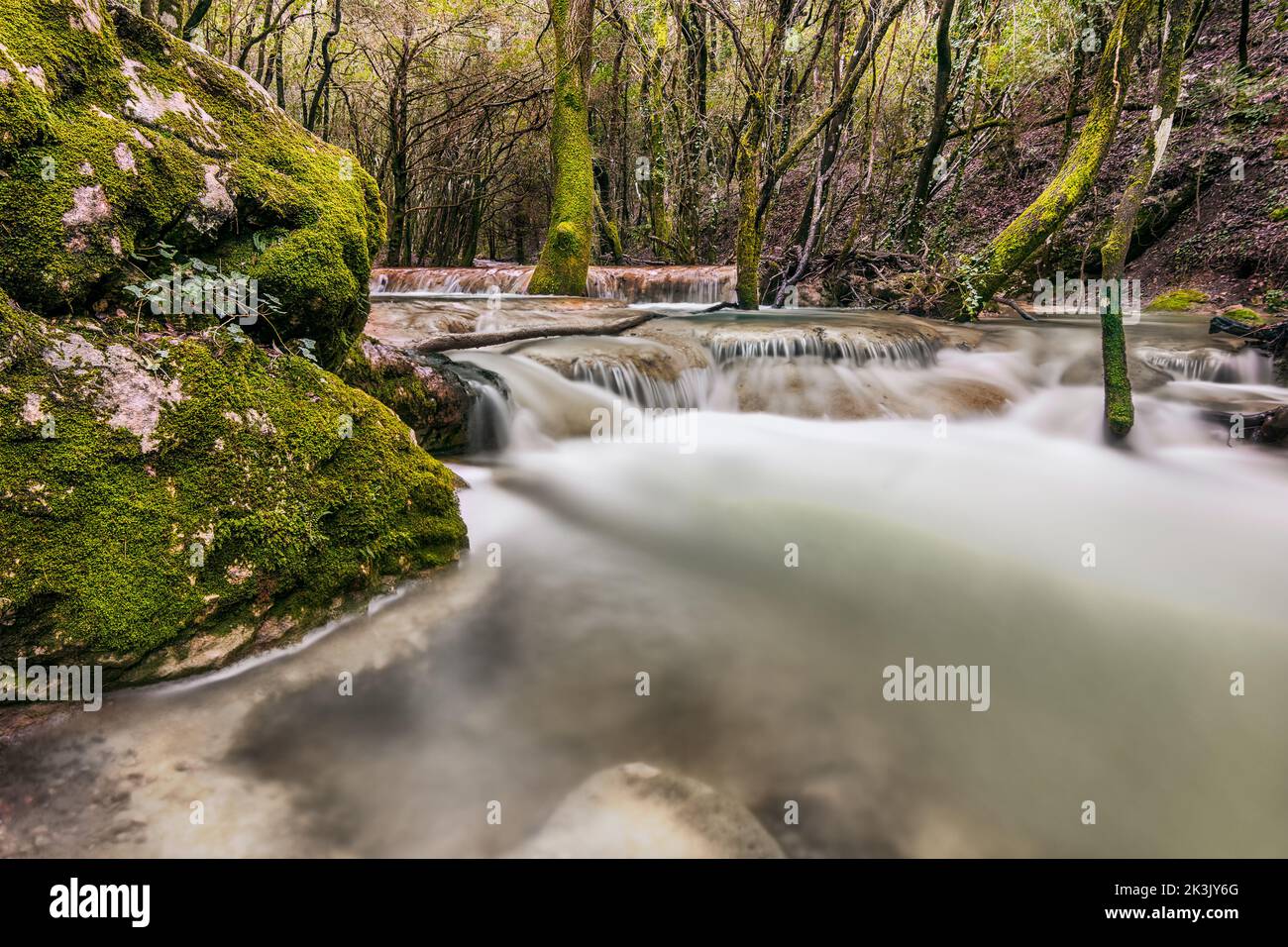 Malerische Aussicht auf den Wasserfall an den Quellen des Flusses Huveaune in Südfrankreich während der Frühjahrssaison Stockfoto