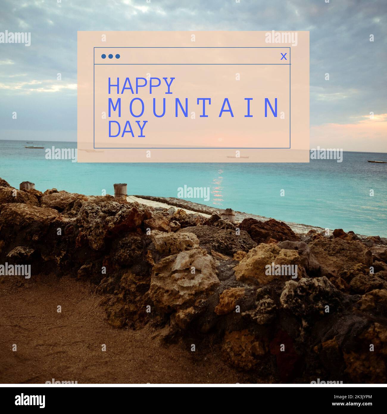 Bild eines glücklichen Bergtages über der Meereslandschaft und dem bewölkten Himmel Stockfoto