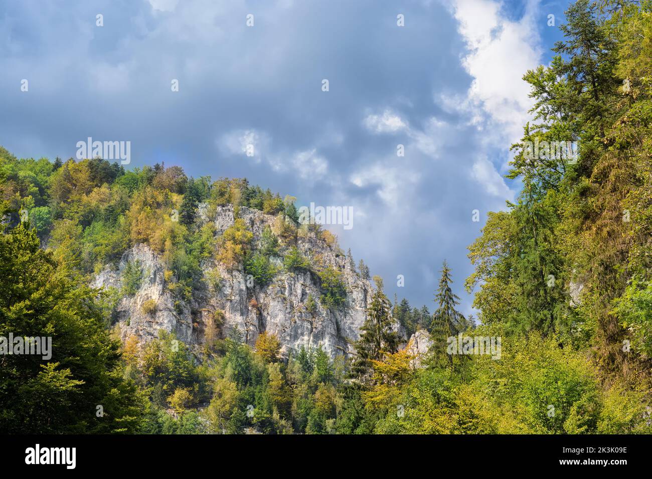Panoramablick auf die Siebenbürgischen Alpen im Sommer bei dramatischem Sturmhimmel Stockfoto