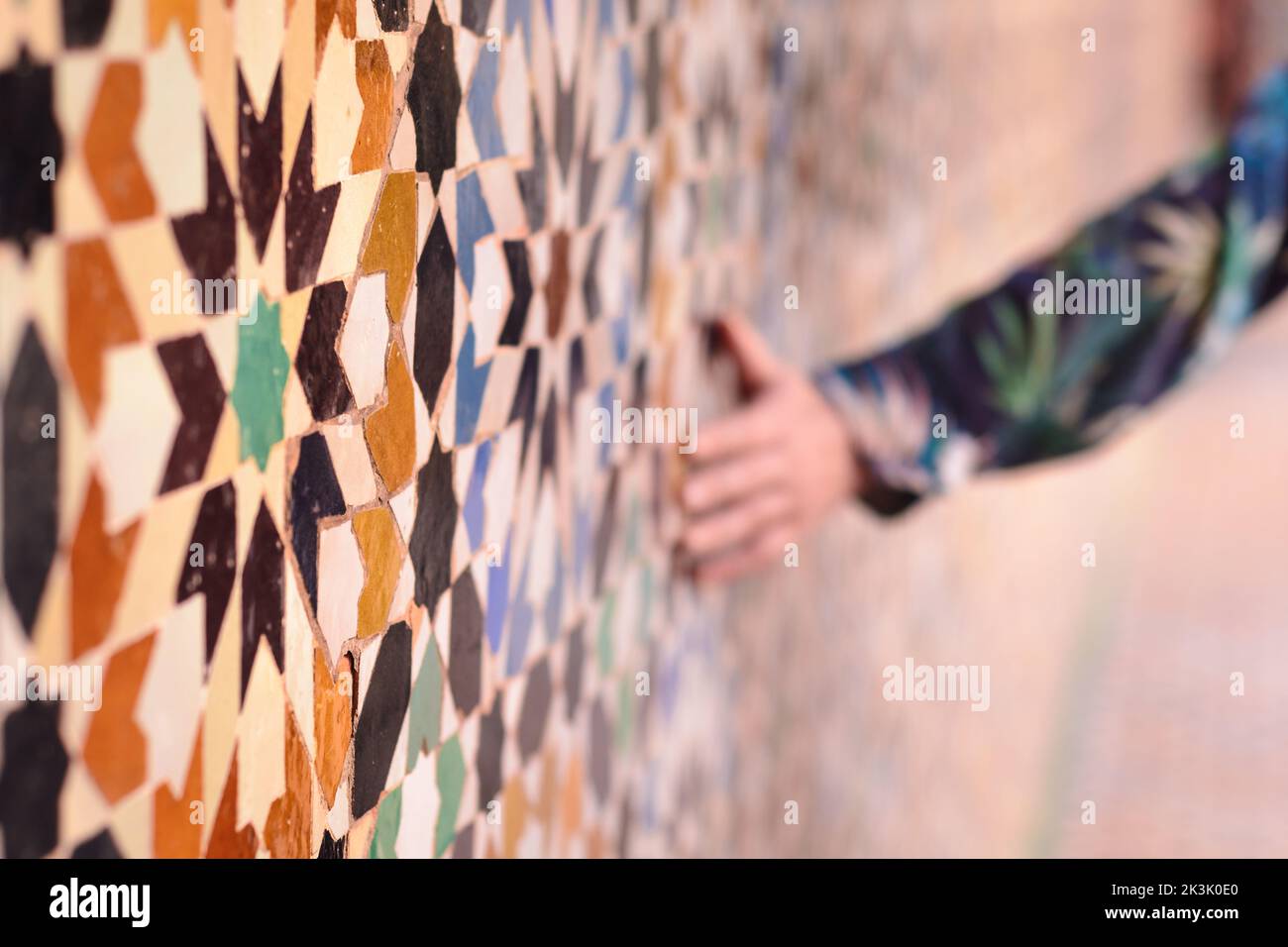 Landschaftlich reizvolle Ansicht der Hand berührenden Wand in Marrakesch touristischer Ort in Marokko Stockfoto