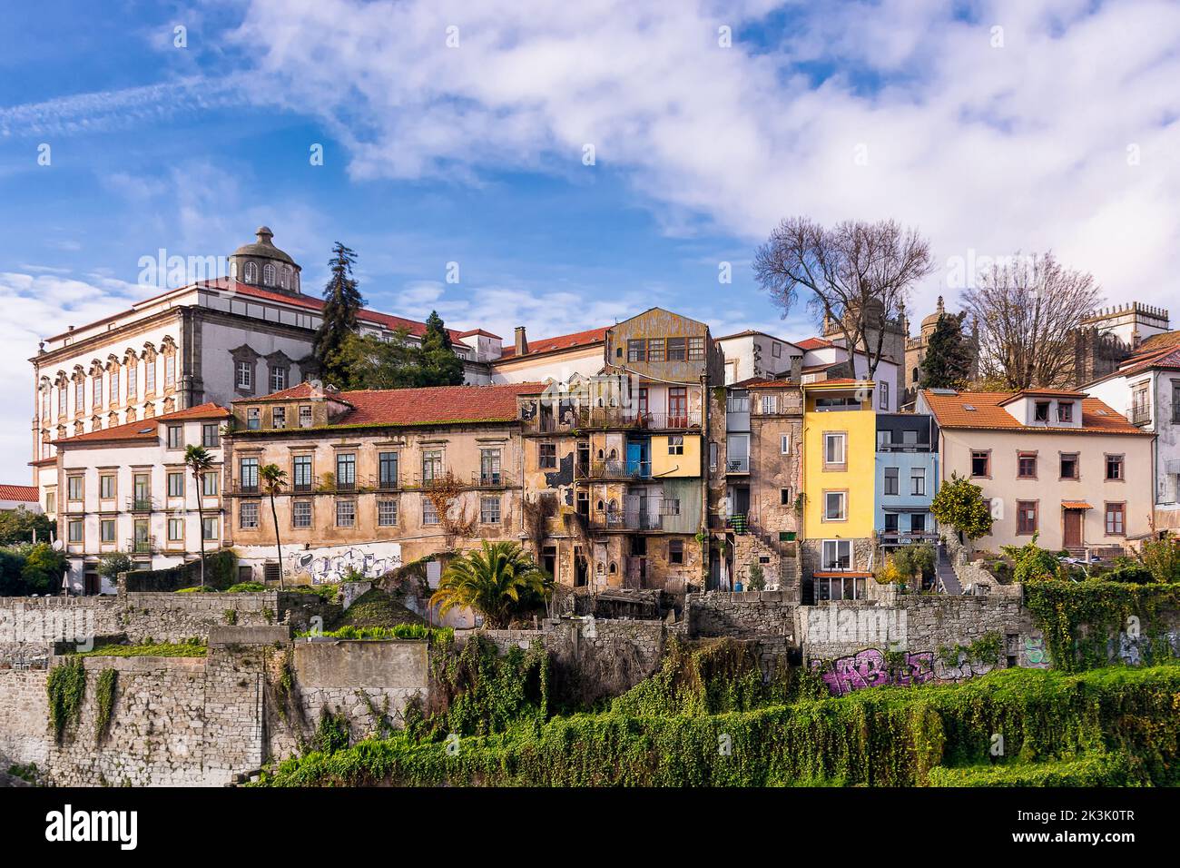 Panoramablick auf die Stadt Porto in Portugal vor dem dramatischen Herbsthimmel Stockfoto