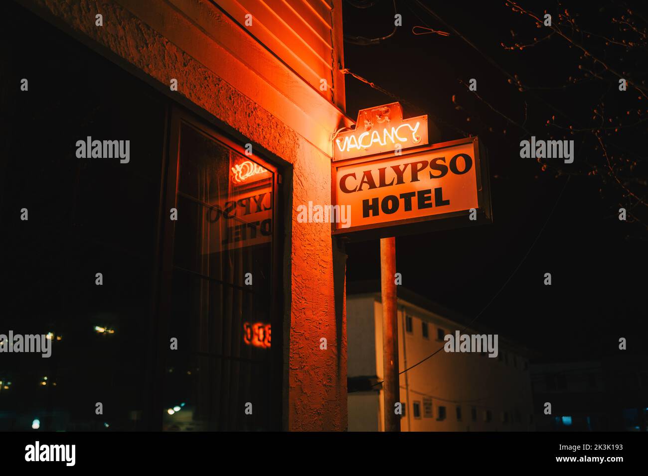 Calypso Hotel Vintage-Schild bei Nacht, Wildwood, New Jersey Stockfoto
