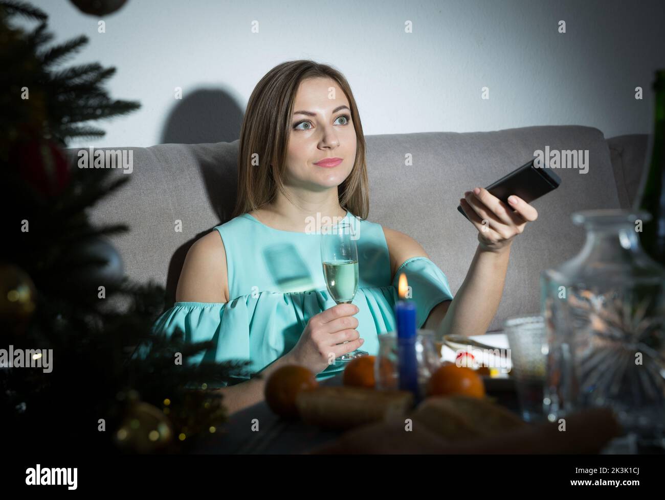 Frau mit Weinglas beim Fernsehen Stockfoto