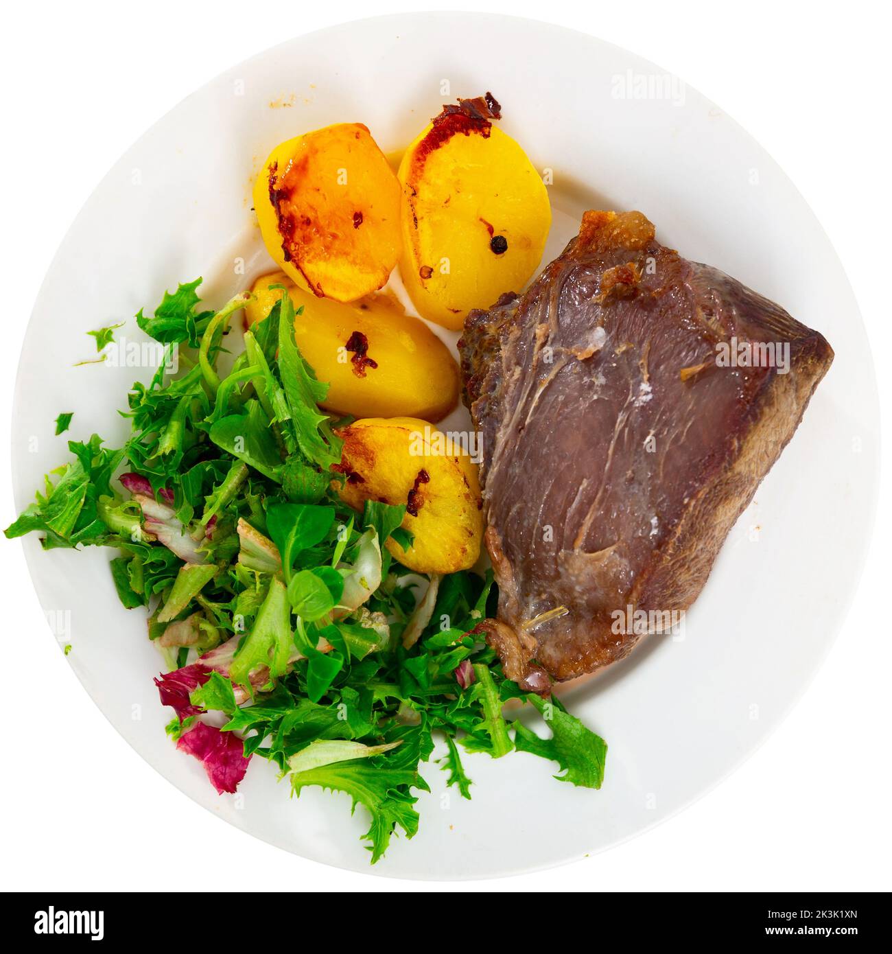 Leckeres hausgemachtes Rinderfilet vom Grill, gebratene Kartoffeln und Salat mit Rucola Stockfoto