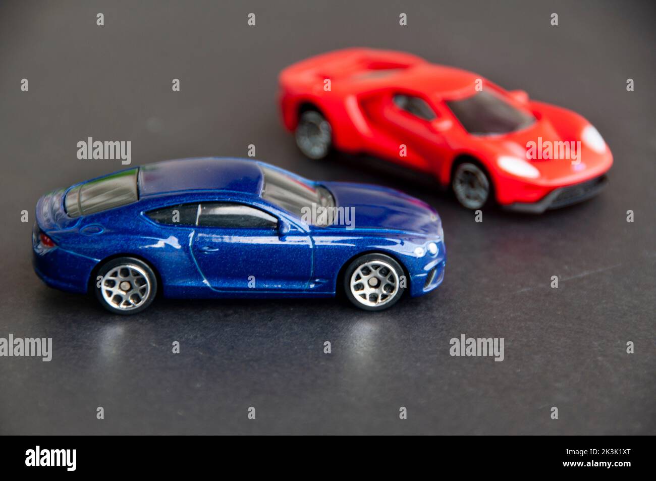 Kuala Lumpur, Malaysia - September 2022 : Miniatur-Spielzeugauto von Bentley Continental GT und Ford GT auf schwarzem Cover-Hintergrund. Speicherplatz kopieren. Stockfoto