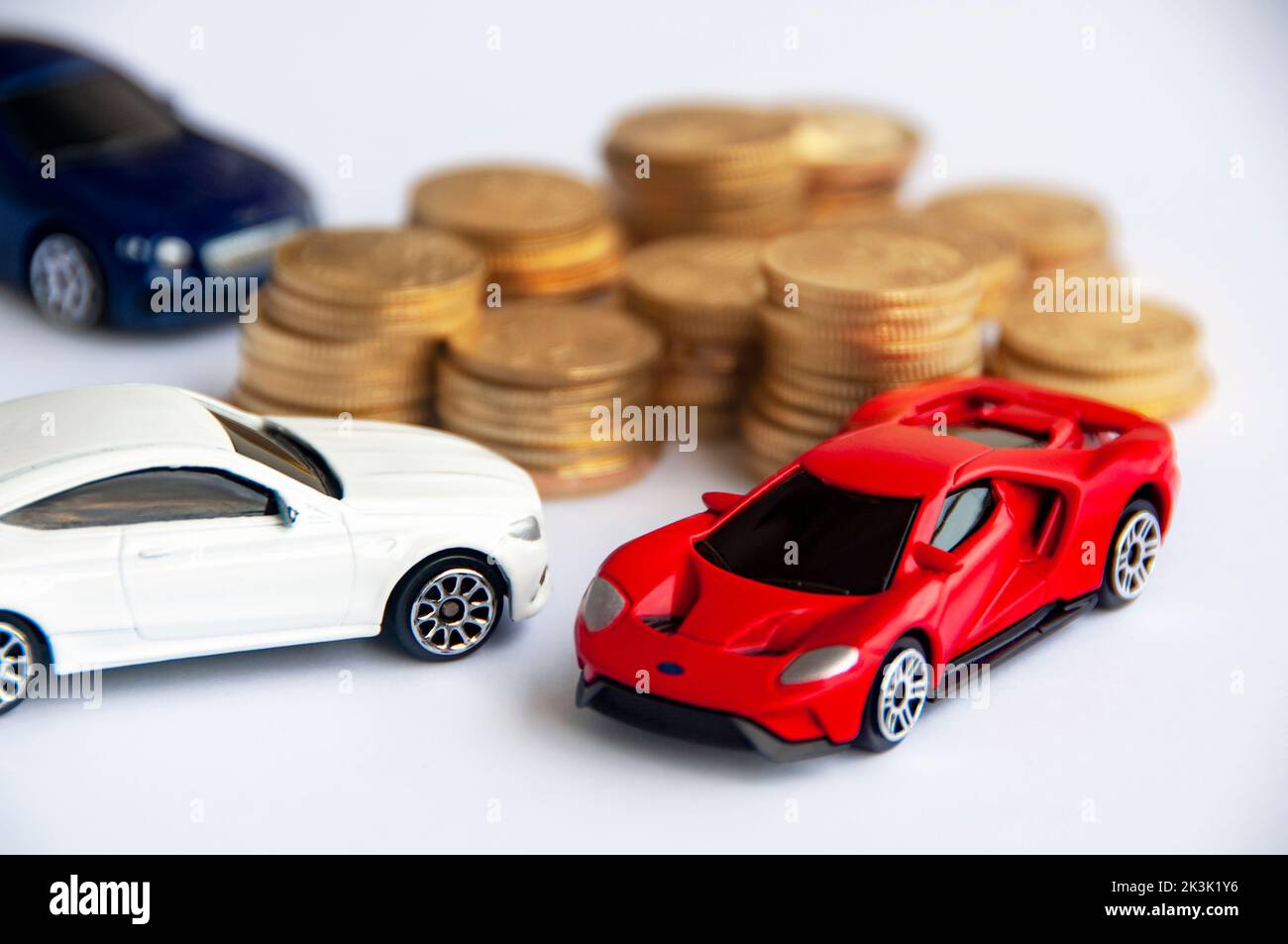 Kuala Lumpur, Malaysia - September 2022 : Miniatur-Spielzeugauto von Mercedes AMG, Ford GT und Bentley Continental GT mit verschwommenem Goldmünzhintergrund. Cop Stockfoto