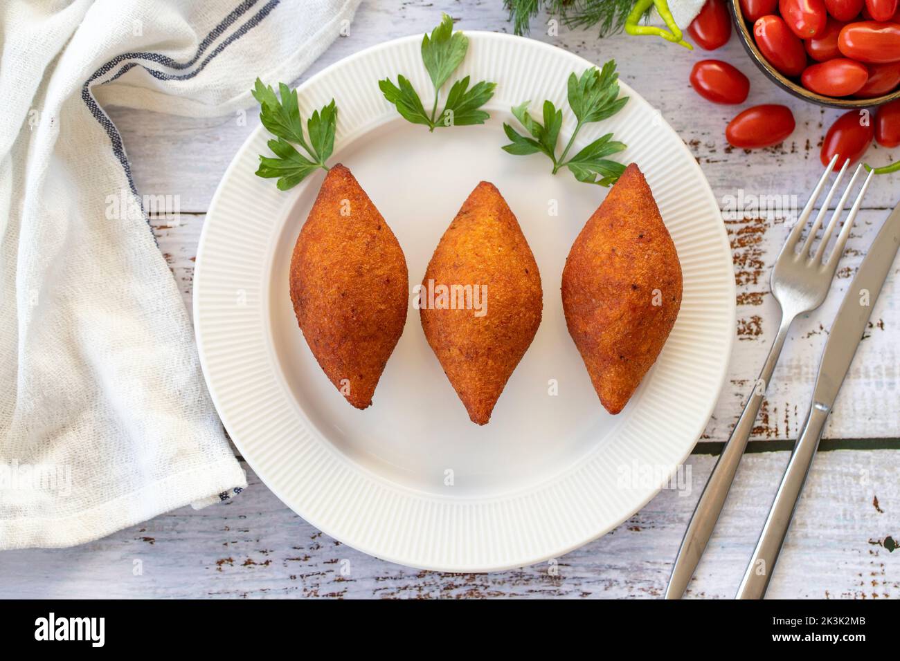 Gefüllte Fleischbällchen. Delikatessen der türkischen Küche. Kibbeh oder Icli kofte auf Holzboden. Draufsicht Stockfoto