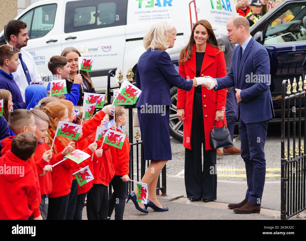 Der Prinz und die Prinzessin von Wales kommen zu einem Besuch der St. Thomas Kirche in Swansea, Wales. Die neu entwickelte Kirche unterstützt die Menschen in der Region und in der Stadt und im Landkreis Swansea mit Initiativen wie einer Lebensmittelbank, Swansea Baby Basics, der Verteilung von lebenswichtigen Gegenständen an gefährdete Mütter wie Toilettenartikel und Kleidung, Obdachloseneinrichtungen, einem gemeinnützigen Café, einer Gemeinschaftsküche, Und ein Netzwerk zur Verteilung von überschüssigen Lebensmitteln, das Lebensmittel am Ende eines jeden Tages aus Supermärkten sammelt und verteilt, um Lebensmittelverschwendung zu verhindern und die Lebensmittelarmut zu beenden. Bilddatum: Dienstag so Stockfoto