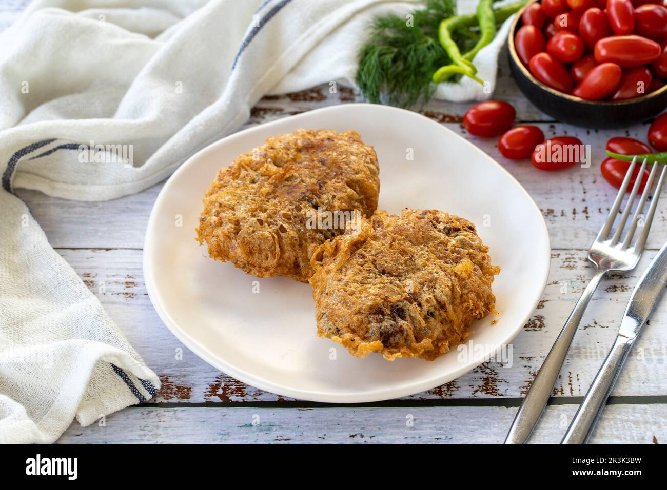 Fleischbällchen im türkischen Stil. Delikatessen der türkischen Küche. Fleischbällchen in Brotkrumen gebraten. Lokaler Name Kadin Budu Kofte oder Frauen Bein Fleischbällchen. Nahaufnahme Stockfoto