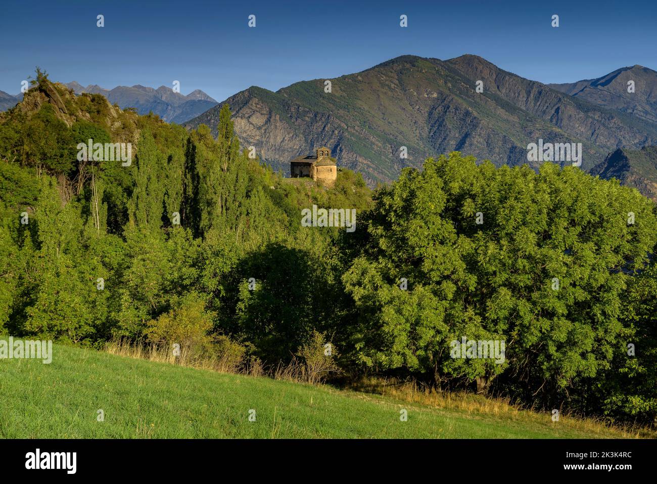 Romanische Kirche von Santa Eulàlia de Alendo, im Naturpark Alt Pirineu, mit den Bergen des Parks Aigüestortes i Estany de Sant Maurici Stockfoto